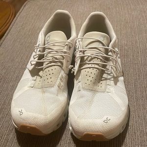 On Cloud Women’s running shoes size 9
